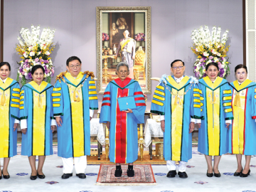 สมเด็จพระกนิษฐาธิราชเจ้า กรมสมเด็จพระเทพรัตนราชสุดาฯ สยามบรมราชกุมารี เสด็จออก ณ วังสระปทุม กรุงเทพมหานคร พระราชทาน
พระราชวโรกาสให้ ศาสตราจารย์กิตติคุณ สุรศักดิ์ ฐานีพานิชสกุล นายกสภาสถาบันพระบรมราชชนก นำคณะผู้บริหารสถาบันพระบรมราชชนก
เฝ้าทูลละอองพระบาท ทูลเกล้าทูลกระหม่อมถวายปริญญาพยาบาลศาสตรดุษฎีบัณฑิตกิตติมศักดิ์ เพื่อเฉลิมพระเกียรติคุณที่ทรงมีต่อวงการพยาบาลและ
การสาธารณสุข รวมทั้งทูลเกล้าทูลกระหม่อมถวายเงิน โดยเสด็จพระราชกุศลตามพระราชอัธยาศัย เมื่อวันจันทร์ที่ 13 กรกฎาคม 2569 เวลา 13.53 น.
