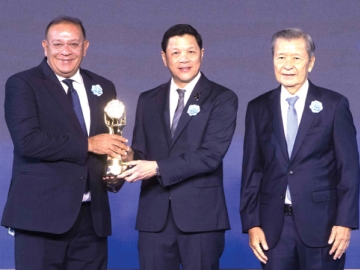 ต่อเนื่องปีที่ 3 : มนตรี ลาวัลย์ชัยกุล ประธานเจ้าหน้าที่บริหาร บมจ.ปตท.สำรวจและ
ผลิตปิโตรเลียม (ปตท.สผ.) รับรางวัลบริษัทยอดเยี่ยมแห่งปี 2569 ตลาดหลักทรัพย์แห่ง
ประเทศไทย และบริษัทยอดเยี่ยมแห่งปี 2569 หมวดธุรกิจพลังงานและสาธารณูปโภค จาก วิทัย รัตนากร ผู้ว่าการธนาคารแห่งประเทศไทย ที่ โรงแรมสยามเคมปินสกี้