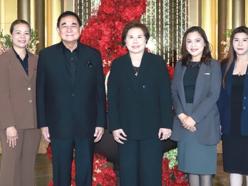 จัดตั้งคณะทำงาน : ดร.อัศวิน อิงคะกุล ประธานกรรมการบริหาร มิราเคิล กรุ๊ป ต้อนรับ จตุพร แสงหิรัญ รองอัยการสูงสุด
ในโอกาสเป็นประธานเปิดการประชุมจัดตั้งคณะทำงาน “โครงการเพิ่มศักยภาพการประสานความร่วมมือระหว่างพนักงานอัยการ
และเจ้าหน้าที่ตำรวจในกระบวนการยุติธรรมที่เป็นมิตรต่อเด็กผู้เสียหาย” จัดโดย มูลนิธิสานสัมพันธ์ครอบครัว (Family Connection Foundation) โดยมีคณะผู้บริหารโรงแรมฯ ร่วมต้อนรับ ที่ โรงแรมอัศวิน แกรนด์ คอนเวนชั่น เขตหลักสี่