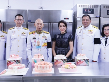 กำลังใจ : พล.อ.อ.สมคิด สุขบาง กรมวังผู้ใหญ่ เปิดร้านกาแฟและเครื่องดื่ม “Inspire by PRINCESS
@ บำบัดพิเศษกลาง” เพื่อพัฒนาทักษะอาชีพและสร้างโอกาสใหม่ให้ผู้ก้าวพลาดได้เริ่มต้นชีวิตอย่างมั่นคง
และยั่งยืน โดยมี พ.ต.ท.ประวุธ วงศ์สีนิล อธิบดีกรมราชทัณฑ์ และ มณีสุดา ศิลาอ่อน ประธานเจ้าหน้าที่
สำนักพัฒนาความยั่งยืนและสื่อสารองค์กร บมจ.เอส แอนด์ พี ซินดิเคท ร่วมพิธี ที่ ทัณฑสถานบำบัดพิเศษกลาง