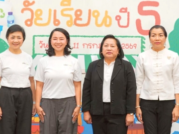 เยาวชนหัวการค้า : พุทธชาด ศรีนิศากร ประธานเจ้าหน้าที่บริหารสายการตลาด บมจ.เอ็ม บี เค และ ศตกมล วรกุล
ผอ,อาวุโสฝ่ายสื่อสารองค์กร บจก.อินเทลลิเจ้นท์ ครีเอทีฟ แอนด์ มาร์เก็ตติ้ง ร่วมต้อนรับ ศุภนิจ ศรีพระราม
รองนายกเทศมนตรีเมืองบางกระดี, นันทิยา นันธิเสน ผอ.กองการศึกษา เทศบาลเมืองบางกะดี และ 12 โรงเรียนที่มาร่วมออกร้านในงาน “ตลาดนัดวัยเรียน ปี 5” ที่ ศูนย์การค้าเดอะไนน์ เซ็นเตอร์ ติวานนท์