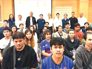 ห่างไกลจากโรคที่สามารถป้องกันได้ : รศ.นพ.พินิจ กุลละวณิชย์ ผู้ช่วยเลขาธิการ สภากาชาดไทย เป็นวิทยากร
บรรยายเกี่ยวกับการดูแลสุขภาพให้แก่พี่น้องแรงงานไทย โดยมี ณรงค์ บุญเสถียรวงศ์ ผอ.ใหญ่สำนักงานการค้า
และเศรษฐกิจไทย (ไทเป) ร่วมพบปะเพื่อสร้างเสริมสุขภาพและการป้องกันโรค ในชีวิตประจำวัน ให้แข็งแรง ที่ บจก.เจริญโภคภัณฑ์อาหาร (ไต้หวัน) เมืองหนานโถว โดยมี ทง โชติรัต รองประธานบริษัทฯ ต้อนรับ