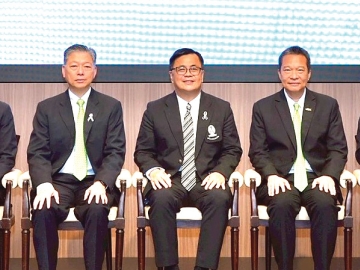 เตรียมความพร้อม : สุเวทย์ ธีรวชิรกุล รองประธานกรรมการบริหาร, วิจักษณ์ ประดิษฐวณิช ประธานเจ้าหน้าที่บริหาร บมจ.เอ็ม บี เค และคณะผู้บริหารระดับสูงของ บมจ.เอ็ม บี เค ร่วมกับผู้บริหารสำนักงานจัดการทรัพย์สินจุฬาฯ นำโดย ดร.วิเลิศ ภูริวัชร อธิการบดี จุฬาลงกรณ์มหาวิทยาลัย และ รศ.ดร.สิทธิเดช พงศ์กิจวรสิน
รองอธิการบดี ด้านการจัดการทรัพย์สิน จุฬาฯ เปิดตัว “Chula-MBK Academy Internship & Development Program” โครงการความร่วมมือส่งเสริมพัฒนาทักษะการทำงานของนิสิตจุฬาฯ เพื่อส่งเสริมและพัฒนาทักษะการทำงานผ่านระบบการเรียนรู้ที่เชื่อมโยงองค์ความรู้ในห้องเรียนเข้ากับประสบการณ์จริงจากภาคธุรกิจ ณ จุฬาลงกรณ์ฯ