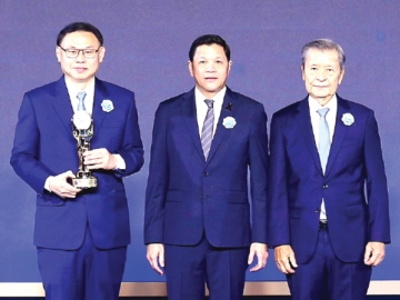 ต่อเนื่องปีที่ 3 : ยุทธศักดิ์ ภูมิสุรกุล ปธ.จนท.บห.บมจ.ซีพี ออลล์ รับรางวัล “บริษัทยอดเยี่ยมแห่งปี 2569” (Best Public Companies of The Year 2026) หมวดธุรกิจ
พาณิชย์ จาก วิทัย รัตนากร ผู้ว่าการธนาคารแห่งประเทศไทย ในงานมอบรางวัลเกียรติยศ
MONEY & BANKING AWARDS 2026 ที่โรงแรมสยาม แคมปินสกี้ กรุงเทพ