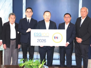 เป็นมิตรต่อสิ่งแวดล้อม : ประชัย เลี่ยวไพรัตน์ ประธานเจ้าหน้าที่บริหาร บริษัท ทีพีไอ โพลีน จำกัด (มหาชน) (TPIPL) ผู้ผลิตและจำหน่ายปูนซีเมนต์ คอนกรีตผสมเสร็จ และ Specialty Polymer รับมอบประกาศนียบัตร ESG100 Company จาก พิพัฒน์ ยอดพฤติการ ประธานสถาบันไทยพัฒน์ ในฐานะบริษัทที่มีการดำเนินงานโดดเด่นด้านสิ่งแวดล้อม สังคม และธรรมาภิบาล (Environmental, Social and Governance: ESG) ในกลุ่มอสังหาริมทรัพย์และก่อสร้าง ด้วยการคัดเลือกจาก 931 หลักทรัพย์จดทะเบียน ในปี พ.ศ. 2569 ด้วยนโยบายและวิสัยทัศน์ การส่งเสริมนวัตกรรมคาร์บอนต่ำมุ่งลดการปล่อยก๊าซเรือนกระจก และดำเนินธุรกิจบนหลักการพัฒนาอย่างยั่งยืน พร้อมยกระดับคุณภาพชีวิตของชุมชนและสังคมควบคู่กันไป ที่ สำนักงานใหญ่ ทีพีไอ ทาวเวอร์ สาทร กรุงเทพมหานคร