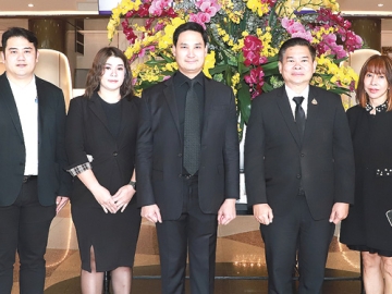 ปราบปรามและแก้ไข : อนัคพล อิงคะกุล รองประธานกรรมการบริหารมิราเคิล กรุ๊ป ต้อนรับ พ.ต.ต.สุริยา สิงหกมล
เลขาธิการ คณะกรรมการป้องกันและปราบปรามยาเสพติด ในโอกาสมาเป็นประธานในพิธีเปิด “โครงการประชุมเชิงปฏิบัติการพัฒนาศักยภาพและสรุปบทเรียนการดำเนินงานที่ประสบผลสำเร็จในพื้นที่/จังหวัด
ตามแผนปฏิบัติการป้องกัน ปราบปราม และแก้ไขปัญหายาเสพติด” ที่โรงแรมมิราเคิล แกรนด์ คอนเวนชั่น