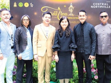 “สานศิลป์ไทย ใต้ร่มพระบารมี” : สุเมธ จันทอินยงค์ ผจก.ทั่วไป ศูนย์การค้าเซ็นทรัล นอร์ทวิลล์ ต้อนรับ ยุถิกา อิศรางกูร ณ อยุธยา อธิบดีกรมส่งเสริมวัฒนธรรม
ในงานแถลงข่าวจัดนิทรรศการ ในโอกาสเฉลิมพระชนมพรรษา 74 พรรษา
พระบาทสมเด็จพระเจ้าอยู่หัว รัชกาลที่ 10 ที่ศูนย์การค้าเซ็นทรัล นอร์ทวิลล์
