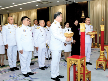 สมเด็จพระกนิษฐาธิราชเจ้า กรมสมเด็จพระเทพรัตนราชสุดาฯ สยามบรมราชกุมารี เสด็จออกแทนพระองค์ ณ วังสระปทุม ทรงเจิมเทียนพรรษาสำหรับ
ทรงพระราชอุทิศพระราชทานไปจุดบูชาพระรัตนตรัยและพุทธเจดียสถานในเทศกาลเข้าพรรษา ประจำปีพุทธศักราช 2569 โอกาสนี้ พระราชทานพระราชวโรกาสให้
นายณรงค์ เทพเสนา ผู้ว่าราชการจังหวัดอุบลราชธานี และ นายขจรเกียรติ รักพานิชมณี ผู้ว่าราชการจังหวัดขอนแก่น เฝ้าฯ รับพระราชทานเทียนพรรษาเพื่อเชิญไป
ถวายเป็นพุทธบูชาในเทศกาลเข้าพรรษา ณ วัดสุปัฏนารามวรวิหาร จังหวัดอุบลราชธานี และวัดธาตุ จังหวัดขอนแก่น เมื่อวันพฤหัสบดีที่ 23 กรกฎาคม 2569 เวลา 14.30 น.