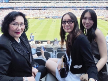 สเปน ครองแชมป์ฟุตบอลโลก 2026 : คุณหญิงปัทมา ลีสวัสดิ์ตระกูล กรรมการคณะกรรมการโอลิมปิกสากล
(ไอโอซีเมมเบอร์) และครอบครัว ได้รับเชิญจาก จานนี่ อินฟานติโน่ ประธานสหพันธ์ฟุตบอลนานาชาติ (ฟีฟ่า)
เพื่อนสนิทไอโอซีเมมเบอร์ ด้วยกัน ให้เข้าร่วมชมศึกฟุตบอลโลก 2026 นัดประวัติศาสตร์ รอบชิงชนะเลิศ
ระหว่างทีมชาติสเปน พบ ทีมชาติอาร์เจนตินา ในโซนวีไอพี ที่เมตไลฟ์ สเตเดี้ยม รัฐนิวเจอร์ซีย์ สหรัฐอเมริกา