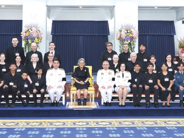 สมเด็จพระกนิษฐาธิราชเจ้า กรมสมเด็จพระเทพรัตนราชสุดาฯ สยามบรมราชกุมารี เสด็จลง ณ ศาลาดุสิดาลัย สวนจิตรลดา พระราชวังดุสิต พระราชทาน
พระราชวโรกาสให้ นายนิกร โสมกลาง รัฐมนตรีว่าการกระทรวงการพัฒนาสังคมและความมั่นคงของมนุษย์ นำข้าราชการกระทรวงการพัฒนาสังคมและความมั่นคงของมนุษย์ พร้อมด้วย ครอบครัวบุญธรรมชาวต่างประเทศ ผู้แทนองค์การสวัสดิภาพเด็กที่ดำเนินการการรับเด็กเป็นบุตรบุญธรรมระหว่างประเทศ ครอบครัวบุญธรรมชาวต่างประเทศ จาก 19 ประเทศ และผู้เข้าร่วมโครงการสู่มาตุภูมิ ครั้งที่ 10 เฝ้าทูลละอองพระบาท ในโอกาสเดินทางมาประเทศไทย เมื่อวันศุกร์ที่ 24 กรกฎาคม 2569 เวลา 09.00 น.