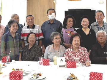 “ฉันรักธรรมศาสตร์ เพราะธรรมศาสตร์สอนให้ฉันรักประชาชน” : เพื่อนธรรมศาสตร์ A8 รุ่น วิศิษฎ์ ศศิวงศ์ภักดี, นพดล เธียรพรานนท์, นิติ ยิ้มแย้ม, ชนะ สืบสิน, ดร.ประจักษ์ ทรัพย์มณี, สมภักดี เวทย์วิไล, ดร.สมจินต์ สันถวรักษ์, ดร.สมจินต์ เวทย์วิไล, พลอากาศตรี มงคล ขอนแก่น, บุญทรง อนงคณะตระกูล และ ผาณิต พูนศิริวงศ์ นัดเพื่อนๆ สังสรรค์ประจำปี พร้อมร่วมแสดงความยินดีกับ ดร.ยุพดี วิภัติภูมิประเทศ ในโอกาสได้รับรางวัลโล่เกียรติยศ ประเภทศิษย์เก่า
ดีเด่นมหาวิทยาลัยธรรมศาสตร์ ประจำปี 2569 เนื่องในโอกาสวันสถาปนา มหาวิทยาลัยธรรมศาสตร์ ครบรอบ 92 ปี ณ ภัตตาคารเพลิน ถนนวิภาวดีรังสิต