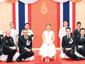 สมเด็จพระเจ้าลูกเธอ เจ้าฟ้าสิริวัณณวรี นารีรัตนราชกัญญา เสด็จไปทรงเปิดนิทรรศการ Young รักษ์ทะเล “SEA THE CHANGE : สร้างโลกทะเลใหม่
ด้วยมือเรา” ซึ่งมูลนิธิอนุรักษ์แนวปะการังและสิ่งมีชีวิตใต้ทะเลไทยฯ จัดขึ้นเพื่อนำเสนอภารกิจและผลการดำเนินงานในการฟื้นฟู อนุรักษ์ และเผยแพร่องค์ความรู้
เกี่ยวกับทรัพยากรทางทะเล เพื่อร่วมกันดูแลและอนุรักษ์ท้องทะเลไทยให้คงความอุดมสมบูรณ์อย่างยั่งยืนต่อไป โอกาสนี้พระราชทานโล่แก่ผู้สนับสนุนการดำเนินงาน
ของมูลนิธิฯ และ 17 หน่วยงานที่ให้การสนับสนุนและมีส่วนร่วมดำเนินงาน ณ ศูนย์การค้าสยามพารากอน เมื่อวันพุธที่ 29 กรกฎาคม 2569 เวลา 14.24 น.