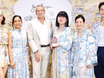 คอลเลคชันวันแม่ : แฟรงก์ แคนเซลโลนี ประธานเจ้าหน้าที่บริหาร กลุ่ม บจก.อุตสาหกรรมไหมไทย แบรนด์ “จิม ทอมป์สัน” และ ยูน-ปัณพัท เตชเมธากุล ศิลปินนักออกแบบ เปิดตัวไอเทมเรดี้ทูแวร์ของผู้หญิงและผู้ชาย ลาย “Weaving Hearts” โดยมี เจมส์-จิรายุ และ คริส หอวัง ร่วมงาน ที่จิม ทอมป์สัน โครงการวัน แบงค็อก