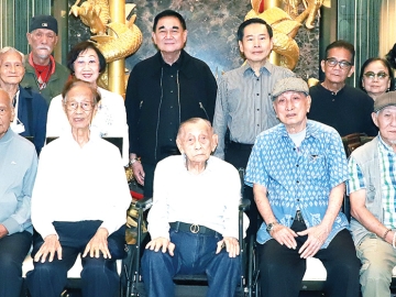สูงวัยใส่ใจสุขภาพ : ดร.อัศวิน อิงคะกุล ประธานกรรมการบริหาร มิราเคิล กรุ๊ป ต้อนรับคณะชมรมช่างภาพสื่อมวลชนอาวุโส นำโดย ธนเดช อิงคภัทรางกูร ประธานชมรมช่างภาพสื่อมวลชนอาวุโส ในโอกาสพบปะสังสรรค์โดยมี รังสรรค์ ตันติวงศ์ อดีตนายกสมาคมถ่ายภาพแห่งประเทศไทย ในพระบรมราชูปถัมภ์ ผู้อาวุโสสูงสุดอายุ 104 ปี, สวัสดิ์ ปฏิภาณประเสริฐ ประธานสมาพันธ์สมาคมการถ่ายภาพแห่งประเทศไทย, ไกรสีห์ นาคประเสริฐ, ชนะพล ชินปัญจะพล, สันติ เตชชีวพงศ์, สุรินทร์-
พรพิมล โกสิยางกูร, สมเพ็ชร เจียรมณีทวีสิน และ กิตติ ยิ้มละมัย อดีตหัวหน้ากองการผลิต นสพ.ไทยรัฐ ร่วมงาน ที่ โรงแรมมิราเคิล แกรนด์ คอนเวนชั่น เขตหลักสี่