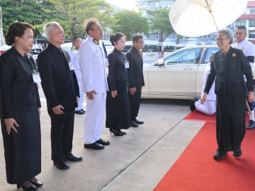 สมเด็จพระกนิษฐาธิราชเจ้า กรมสมเด็จพระเทพรัตนราชสุดาฯ สยามบรมราชกุมารี เสด็จพระราชดำเนินไปในการพระราชทานเพลิงศพ นางมัณฑนา เกียรติวงศ์ศิลปินแห่งชาติ สาขาศิลปะการแสดง (ดนตรีไทยสากล - ขับร้อง) ประจำปี 2552 ณ เมรุวัดโสมนัสราชวรวิหาร เขตป้อมปราบศัตรูพ่าย กรุงเทพมหานคร