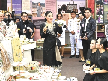 สมเด็จพระเจ้าลูกเธอ เจ้าฟ้าสิริวัณณวรี นารีรัตนราชกัญญา เสด็จไปในงาน “สืบสานใจ หัตถศิลป์ไทย สู่สากล :
EM DISTRICT SENSE OF THAI 2026” เพื่อน้อมรำลึกในพระมหากรุณาธิคุณของสมเด็จพระนางเจ้าสิริกิติ์
พระบรมราชินีนาถ พระบรมราชชนนีพันปีหลวง และเฉลิมพระเกียรติพระบาทสมเด็จพระเจ้าอยู่หัว เนื่องในโอกาส
วันเฉลิมพระชนมพรรษา ณ ศูนย์การค้าเอ็มสเฟียร์ กรุงเทพมหานคร เมื่อวันศุกร์ที่ 31 กรกฎาคม 2569