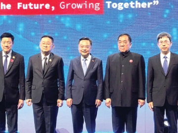 ความร่วมมือไทย-จีน : จาง เจี้ยนเว่ย เอกอัครราชทูตสาธารณรัฐประชาชนจีนประจำราชอาณาจักรไทย
เปิดงาน “Thailand-China Cooperation Expo 2026” โดยมี ประเสริฐ จันทรรวงทอง รมว.ศึกษาธิการ,
ดร.พจน์ อร่ามวัฒนานนท์ ประธานกรรมการสภาหอการค้าแห่งประเทศไทย, ณรงค์ศักดิ์ พุทธพรมงคล ประธาน
กรรมการหอการค้าไทย-จีน และ มร.หลี่ เสี่ยวปัว ผู้แทนสมาคมการค้าวิสาหกิจไทย ร่วมงานที่ เมืองทองธานี