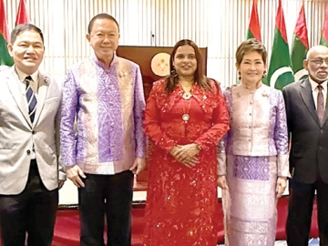ฉลอง 61 ปี “มัลดีฟส์” : สนั่น-คุณหญิงณัฐิกา อังอุบลกุล กงสุลใหญ่กิตติมศักดิ์สาธารณรัฐมัลดีฟส์ประจำ
ประเทศไทย ร่วมงานเลี้ยงฉลองครบรอบ 61 ปี สาธารณรัฐมัลดีฟส์ โดยมี อิรุฏิชัม อาดัม รมว.การต่างประเทศสาธารณรัฐมัลดีฟส์ และ 2 ผช.รมว.ต้อนรับ พร้อมด้วย ไพฑูรย์ มหาพัณณาภรณ์
เอกอัครราชทูตไทยประจำประเทศศรีลังกาและสาธารณรัฐมัลดีฟส์ ร่วมงาน ที่โรงแรมเจนมาเล่ บาย แชงกรีลา