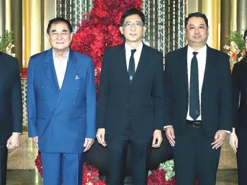 ประสานความร่วมมือ : ดร.อัศวิน อิงคะกุล ประธานกรรมการบริหาร มิราเคิล กรุ๊ป และ อนัคพล อิงคะกุล รองประธานกรรมการบริหาร ต้อนรับ
ศุภวิทย์ ตั้งตรงจิตต์ อธิบดีผู้พิพากษาศาลภาษีอากรกลาง ในโอกาสเป็นประธานเปิดการสัมมนา “โครงการส่งเสริมการประสานงานความร่วมมือด้าน
การยุติธรรมของหน่วยงานในกระบวนการยุติธรรม” โดยมี สังสิทธิ์ นรินทรางกูร ณ อยุธยา รองอธิบดีผู้พิพากษาศาลภาษีอากรกลาง, สิริกาญจน์ ทิตตภักดี
ผู้พิพากษาหัวหน้าคณะชั้นต้นในศาลภาษีอากรกลาง และ จเร จารุวังสันติ เลขานุการศาลฯ ร่วมงาน ที่ โรงแรมอัศวิน แกรนด์ คอนเวนชั่น