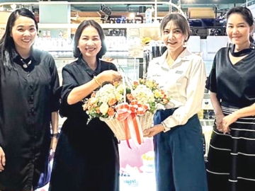 เปิดสาขาใหม่ : จรูญรัตน์ สาลี กรรมการผู้จัดการ บริษัท พาราไดซ์ พาร์ค จำกัด มอบกระเช้าดอกไม้เพื่อแสดงความยินดีกับ ปชาณิสา โชติธนกัรติ Auditor บริษัท วัน สต๊อป เดรี่ โปรดัคส์ จำกัด ในโอกาส
เปิดร้าน BARON’S BAR by The Cheese Baron ร้านโยเกิร์ตและกรีกโยเกิร์ตสดเพื่อสุขภาพ สาขาใหม่
พร้อมเสิร์ฟหลากหลายเมนูให้คุณได้อิ่มอร่อยแบบสุขภาพดี ที่ชั้น G ศูนย์การค้าพาราไดซ์ พาร์ค ถนนศรีนครินทร์