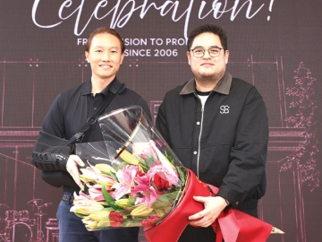 พัฒนาศิลปิน : เฉลิมชัย มหากิจศิริ Group Chief Executive Officer ของ 411 Entertainment ยินดีกับ ธนพล มหธร ศิลปินและโปรดิวเซอร์รายการทีวี ในโอกาสรับตำแหน่ง ผอ.SCA PLUS สถาบันสอนศิลปะการแสดง ที่ต่อยอดสู่การพัฒนาระบบการศึกษารูปแบบใหม่ให้แก่เยาวชนไทย ที่ถนนสุขุมวิท (ทองหล่อ ซอย 20)

