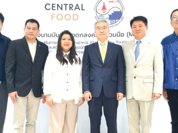 ลิ้มรสอาหารไทย : ภัทรา ทรัพยะประภา ผู้บริหาร บมจ.เซ็นทรัลพัฒนา และ คิม อิน-โฮ นายกสมาคม
ส่งเสริมการท่องเที่ยวไทย-เกาหลี (KTPA) ร่วมลงนามความร่วมมือ (MOU) ผลักดันการท่องเที่ยวเชิงอาหาร (Gastronomy Tourism)สำหรับนักท่องเที่ยวชาวเกาหลีที่เดินทางมายังประเทศไทย ผ่านการคัดสรรเมนูอาหารไทย
ที่พร้อมให้บริการ ที่เซ็นทรัล ฟู้ด 7 สาขา ภายในศูนย์การค้าเซ็นทรัล ในหัวเมืองท่องเที่ยวสำคัญทั่วไทย