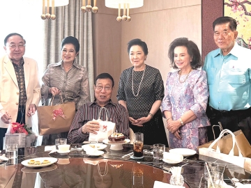 ฉลองครบรอบ
วันเกิด ศ.พิเศษ พรเพชร วิชิตชลชัย
อดีตประธาน
สภานิติบัญญัติแห่งชาติ ร่วมสังสรรค์กับมิตรสหาย โดยมี ผาณิต พูนศิริวงศ์,
อนันตชัย-อุไร คุณานันทกุล, นพ.วีระชัย-
ฉัตรสุดา จันทร์ดียิ่ง,
สุทธิลักษณ์
เอี่ยมไพจิตร์ ร่วมอวยพร ที่ ห้องอาหาร
จีนไชน่าเฮ้าส์ โรงแรมแมนดาริน
โอเรียนเต็ล กรุงเทพ