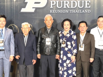 กระชับความสัมพันธ์ : สุวัจน์ ลิปตพัลลภ อดีตรองนายกรัฐมนตรี ในฐานะ ประธานสมาคมศิษย์เก่ามหาวิทยาลัยเพอร์ดูฯ จัดงานสังสรรค์ศิษย์เก่า มหาวิทยาลัยเพอร์ดู สหรัฐอเมริกา แลกเปลี่ยนประสบการณ์ด้านการศึกษา ธุรกิจ เทคโนโลยี และพัฒนาประเทศ โดยมี รศ.ดร.สมชอบ ไชยเวช, รศ.ดร.กิจพัฒน์ ภู่วรวรรณ,
ดร.ปกรณ์ อาภาพันธุ์, ดร.วิริยะ อุปัติศฤงค์ และ ดร.วศิน รุจิเกียรติกำจร ร่วมงาน ที่โรงแรมโฟร์ซีซั่นส์
