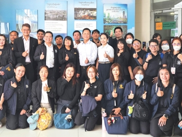 ปลูกจิตสำนึก : ปัญจพล ศรีหงส์ รอง กก.ผจก.ใหญ่ สายงานปฏิบัติการ บมจ.บีซีพีจี ต้อนรับ ชื่นชีวัน ลิมป์ธีระกุล รองปลัดสำนักนายกรัฐมนตรี และคณะ
ในโอกาสเข้าศึกษาดูงาน “โครงการฝึกอบรม “รักษ์” พลังงาน : Eco Mind “Smart People and Smart Life toward Smart OPM” โดย บีซีพีจี ได้ถ่ายทอด
องค์ความรู้ด้านธุรกิจและนวัตกรรมพลังงานสะอาด พร้อมนำชมโรงไฟฟ้าพลังงานแสงอาทิตย์และเทคโนโลยีโซลาร์เซลล์หลากหลายรูปแบบ ตอกย้ำบทบาทบริษัทฯ
ในฐานะผู้นำด้านพลังงานสะอาดที่ร่วมขับเคลื่อนการพัฒนาสังคมคาร์บอนต่ำอย่างยั่งยืน ที่ศูนย์การเรียนรู้พลังงานสะอาดบีซีพีจี อ.บางปะอิน จ.พระนครศรีอยุธยา
