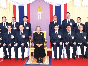 สมเด็จพระกนิษฐาธิราชเจ้า กรมสมเด็จพระเทพรัตนราชสุดาฯ สยามบรมราชกุมารี เสด็จพระราชดำเนินไปในพิธีพุทธาภิเษก “พระพุทธนาคาธิบดีศรีวิสุทธิเวช”
จัดสร้างในวาระครบ 30 ปี แห่งการสถาปนา และครบ 60 ปี ราชวิทยาลัยแพทย์ออร์โธปิดิกส์แห่งประเทศไทย มีขนาดหน้าตักกว้าง 5 นิ้ว ความสูงองค์พระ 21 เซนติเมตร
เป็นพระพุทธรูปปางนาคปรกที่มีความงดงามทางพุทธศิลป์ และเปี่ยมด้วยความหมายทางธรรมแห่งการปกปักคุ้มครอง สะท้อนถึงความร่มเย็นเป็นสุข
ความมั่นคงเพื่อเป็นศูนย์รวมแห่งศรัทธาของชาวออร์โธปิดิกส์ ณ พระอุโบสถวัดบวรนิเวศวิหาร เขตพระนคร กรุงเทพมหานคร เมื่อวันพฤหัสบดีที่ 6 สิงหาคม 2569