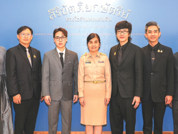 เทิดพระเกียรติ : ยุถิกา อิศรางกูร ณ อยุธยา อธิบดีกรมส่งเสริมวัฒนธรรม
เปิดงานนิทรรศการ “สิริขัตติยกษัตริย์ ดวงใจรักแห่งแผ่นดิน” แสดงผลงานศิลปะ ถ่ายทอดศาสตร์แห่งศิลปกรรม เพื่อน้อมสำนึกในพระมหากรุณาธิคุณ สมเด็จพระนางเจ้า
สิริกิติ์ พระบรมราชินีนาถ พระบรมราชชนนีพันปีหลวง ที่ไอคอนสยามกรุงเทพฯ