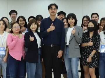 คลับแห่งแรงบันดาลใจ : ดวงนภารัตน์ ศรีสุข ผอ.สายงานสื่อสารองค์กร และ พิมพ์ลดา
ไชยวรรณ ผช.ผอ.สายงานสื่อสารการตลาด บมจ.ไทยประกันชีวิต จัดกิจกรรมเติมพลังใจ ภายใต้ LIVE LIFE CLUB ให้แก่ผู้อ่าน LIVE TO LIFE และลูกค้าไทยประกันชีวิต พร้อม Exclusive Workshop “มิกซ์รูน แมตช์พลังงานชีวิต”