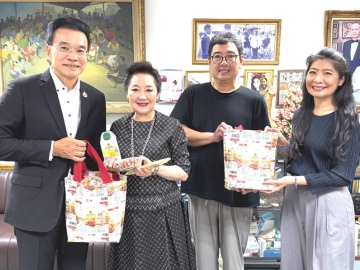 กระชับความสัมพันธ์ : ผาณิต
พูนศิริวงศ์ ประธานเจ้าหน้าที่ และ ผรณเดช พูนศิริวงศ์ รองประธาน หนังสือพิมพ์แนวหน้า ต้อนรับ ชูโชค ศิวะคุณากร กก.ผจก.ใหญ่ บจก.ดอยคำ
ผลิตภัณฑ์อาหาร และ ชนันนัทธ์
พลปัถพี รอง ผจก.ใหญ่ เพื่อแลกเปลี่ยน
แนวคิดการพัฒนาการดำเนินงานของดอยคำในการสืบสานจากพื้นที่สูง
ต่อยอดสู่พื้นที่ราบลุ่ม เพื่อสร้างโอกาสทางอาชีพ เพิ่มมูลค่าผลผลิต และ
ยกระดับคุณภาพชีวิตของเกษตรกรและ
ชุมชนอย่างยั่งยืน รวมทั้งหารือแนวทางเผยแพร่ภารกิจในการสนับสนุน
เกษตรกรไทย และขับเคลื่อนการพัฒนา
สังคมตามแนวพระราชดำริให้เข้าถึง
ประชาชนในวงกว้างมากขึ้น ณ สำนักงาน
หนังสือพิมพ์แนวหน้า เขตหลักสี่


