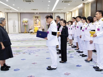 สมเด็จพระกนิษฐาธิราชเจ้า กรมสมเด็จพระเทพรัตนราชสุดาฯ สยามบรมราชกุมารี เสด็จออก ณ วังสระปทุม พระราชทานพระราชวโรกาสให้ นายสีหศักดิ์ พวงเกตุแก้ว รัฐมนตรีว่าการกระทรวงการต่างประเทศ นำคณะผู้บริหารกระทรวง
การต่างประเทศ พร้อมคู่สมรส และคณะกรรมการกาชาด ประจำปี 2568 เฝ้าฯ ทูลเกล้าฯ ถวายเงินรายได้จากการร่วมออกร้าน และจัดพิมพ์สลากบัวแก้วนำโชค เพื่อบำรุงสภากาชาดไทย เมื่อวันพุธที่ 5 สิงหาคม 2569 เวลา 15.00 น.