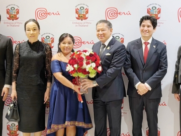 วันประกาศเอกราช ค.ศ.1821 : จัสมีนา เคลเมนเต เลขานุการโท หัวหน้าแผนกกงสุล สาธารณรัฐเปรูประจำ
ราชอาณาจักรไทย และ มาร์ติน อาบาร์กา เลขานุการตรี หัวหน้าแผนกเศรษฐกิจ การค้า และวัฒนธรรม
เปิดงานในโอกาสครบรอบ 205 ปีแห่งการประกาศเอกราชของสาธารณรัฐเปรู โดยมี ศรัณย์ เจริญสุวรรณ
ผช.รมต.ประจำกระทรวงการต่างประเทศ และคณะทูตานุทูตร่วมงาน ที่ โรงแรมไฮแอท รีเจนซี่ กรุงเทพ สุขุมวิท