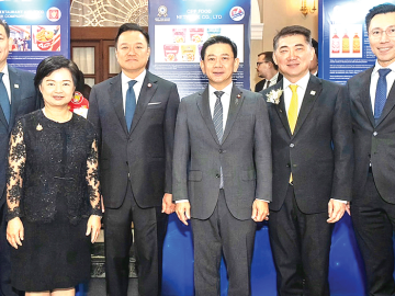 แบรนด์ไทยยอดเยี่ยม : อนุทิน ชาญวีรกูล นายกรัฐมนตรี เป็นประธานในพิธีมอบรางวัล “ผู้ประกอบธุรกิจส่งออกดีเด่น ประจำปี 2569” (Prime Minister’s
Export Award 2026) โดย บริษัทซีพีเอฟ ฟู้ด เน็ตเวิร์ก จำกัด และ บริษัท ซีพีเอฟ เรสเทอรองท์ แอนด์ ฟู้ดเชน จำกัด ในกลุ่มบริษัทเจริญโภคภัณฑ์อาหาร
จำกัด (มหาชน) หรือ CPF ได้รับ 2 รางวัล ประเภทแบรนด์ไทยยอดเยี่ยม (Best Thai Brand) จากความสำเร็จของแบรนด์ Kitchen Joy และห้าดาว โดยมี ประสิทธิ์ บุญดวงประเสริฐ ประธานคณะผู้บริหาร CPF และ สุนทร จักษุกรรฐ์ กรรมการผู้จัดการ ธุรกิจห้าดาวและร้านอาหาร เป็นผู้แทนรับรางวัล ณ ตึกสันติไมตรี ทำเนียบรัฐบาล
