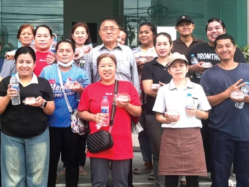 ถวายเป็นพระราชกุศล “วันแม่” : จักรพันธ์ วรอาคาร เลขานุการ สมาคม
เสริมความงามแห่งประเทศไทย เปิดโรงทานแจกอาหารปรุงสุก น้ำดื่ม เนื่องในโอกาส
วันเฉลิมพระชนมพรรษา สมเด็จพระนางเจ้าสิริกิติ์ พระบรมราชินีนาถ พระบรมราชชนนี
พันปีหลวง ที่สมาคมเสริมความงามฯ ถนนบางขุนเทียน-ชายทะเล กรุงเทพฯ