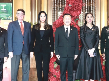 ระยะที่ 2 : ลักษมีกานต์ อิงคะกุล ประธานเจ้าหน้าที่บริหาร มิราเคิล กรุ๊ป ต้อนรับ ทรงศักดิ์ ทองศรี
รองนายกรัฐมนตรี ในพิธีเปิด “โครงการประชาสัมพันธ์สร้างการรับรู้ความเข้าใจเพื่อขับเคลื่อนผลการดำเนินงาน
ปรับปรุงแผนที่แนวเขตที่ดินของรัฐแบบบูรณาการมาตราส่วน 1:4000 (One Map) อย่างมีประสิทธิภาพ” โดยมี
ชญานันท์ ภักดีจิตต์ ผอ.สำนักงานคณะกรรมการนโยบายที่ดินแห่งชาติ ร่วมต้อนรับ ที่โรงแรมอัศวิน แกรนด์ คอนเวนชั่น