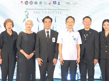 วันบริจาคอวัยวะโลก : สมพล ตรีภพนารถ ประธานเจ้าหน้าที่บริหาร ธุรกิจศูนย์การค้า บมจ.เอ็ม บี เค ต้อนรับ นพ.ณัฐพงศ์ วงศ์วิวัฒน์ อธิบดีกรมการแพทย์ กระทรวงสาธารณสุข และ ศ.นพ.สุทธิพงศ์ วัชรสินธุ อดีตคณบดี คณะแพทยศาสตร์ จุฬาฯ ในพิธีเปิดงาน “The Ultimate Gift of Life : ส่งต่อของขวัญแห่งชีวิต” เนื่องใน World Organ Donation Day เพื่อสร้างความรู้และส่งเสริมการเป็น “ผู้ให้” เปิดโอกาสให้ประชาชนแสดงความจำนงบริจาคดวงตา อวัยวะ และร่างกาย เพื่อต่อลมหายใจให้แก่ผู้ป่วยที่รอคอยการปลูกถ่ายอวัยวะทั่วประเทศ ที่ศูนย์การค้าพาราไดซ์ พาร์ค