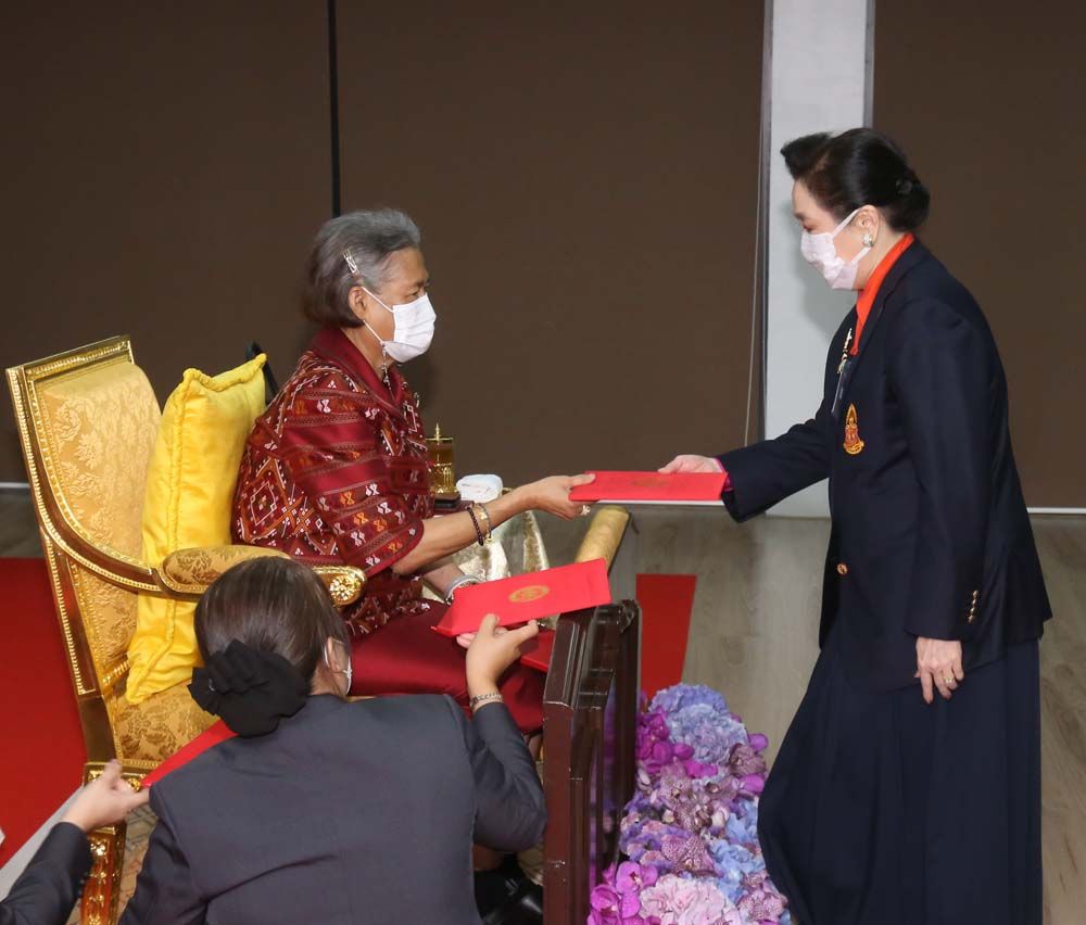 ผาณิต พูนศิริวงศ์ เข้ารับพระราชทานเข็มเชิดชูเกียรติผู้ทำคุณประโยชน์แก่คณะศิลปศาสตร์