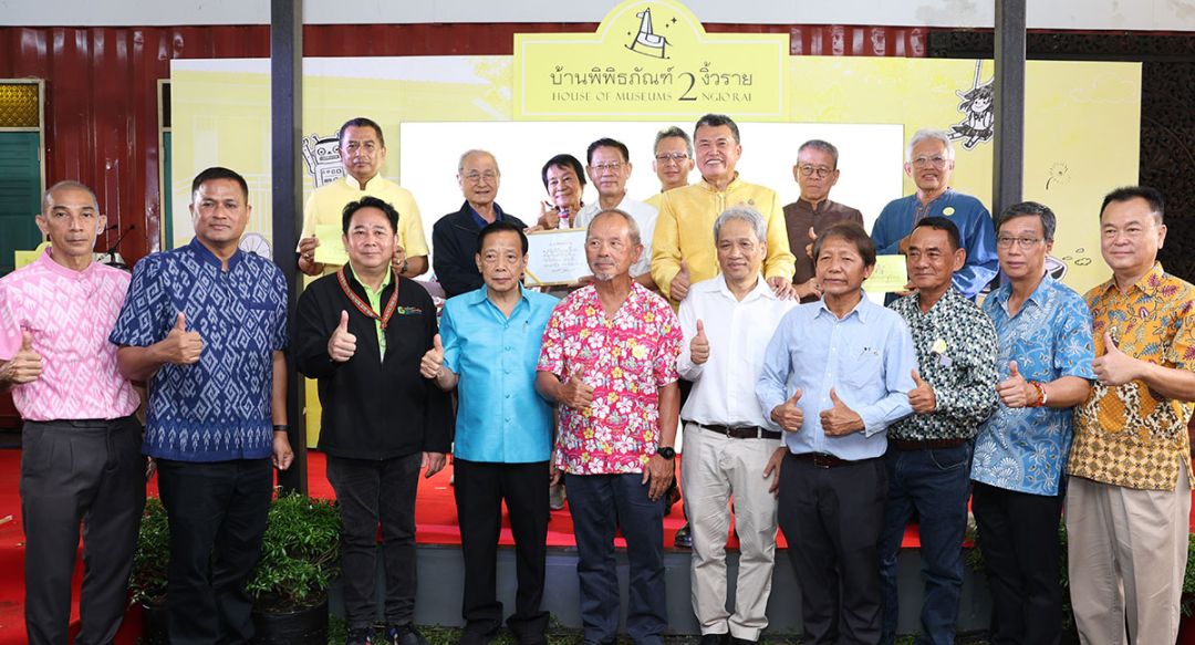 ต้อนรับคณะ สุทธิพงษ์ จุลเจริญ ปลัดกระทรวงมหาดไทย, ราชันย์ ซุ้นหั้ว รองปลัดกระทรวงมหาดไทย, วีระศักดิ์ วิจิตร์แสงศรี สมาชิกวุฒิสภา, ประสพโชค อยู่สำราญ ที่ปรึกษาปลัดกระทรวงมหาดไทย, อรรถวุฒิ พึ่งเนียม รอง ผวจ.นครปฐม, อารุช
เอมโอฐ นายอำเภอนครชัยศรี, สมัชชา ทองสิมา นายกอบต.งิ้วราย พร้อมด้วย อ.เนาวรัตน์ พงษ์ไพบูลย์ ศิลปินแห่งชาติ
และ ประสาร มฤคพิทักษ์ ร่วมแสดงความยินดีในโอกาสเปิดบ้านพิพิธภัณฑ์ 2 งิ้วราย
