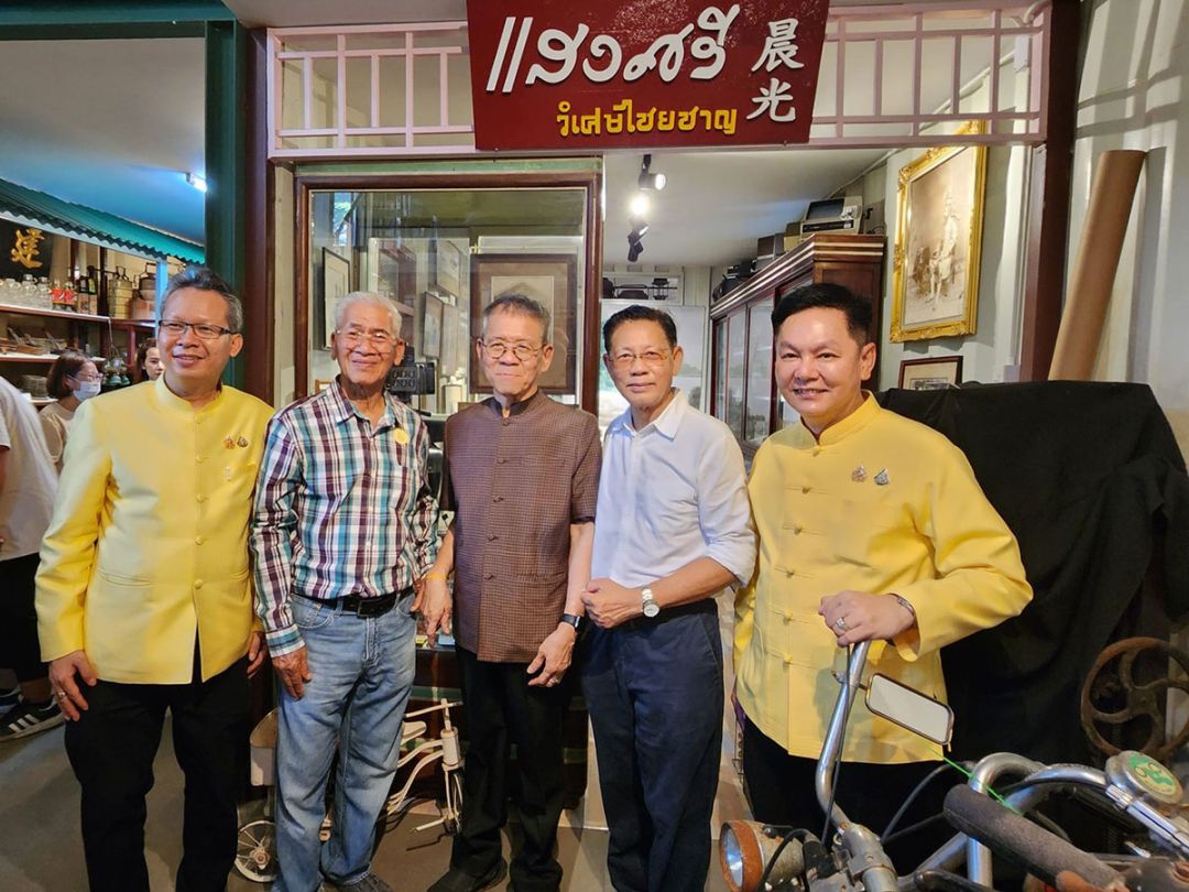 ประสพโชค อยู่สำราญ, วิเชียร มีแก้ว, วีระศักดิ์
วิจิตร์แสงศรี และ อรรถวุฒิ พึ่งเนียม เยี่ยมชมภายในบ้าน
พิพิธภัณฑ์ 2 งิ้วราย

