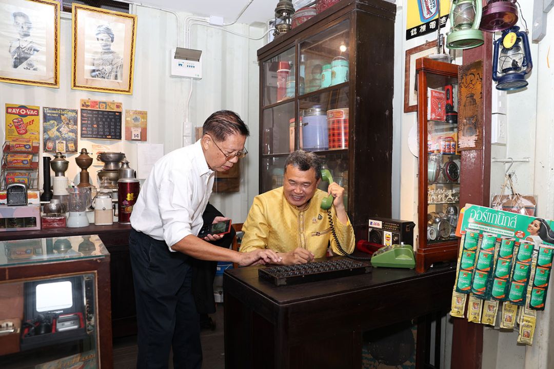 สุทธิพงษ์ จุลเจริญ ร่วมย้อนวันวานไปกับข้าวของเครื่องใช้ของเก่า
ที่บางชิ้นหาชมได้ยาก แต่ที่นี่สะสมไว้ให้ศึกษาความเป็นมาในอดีต