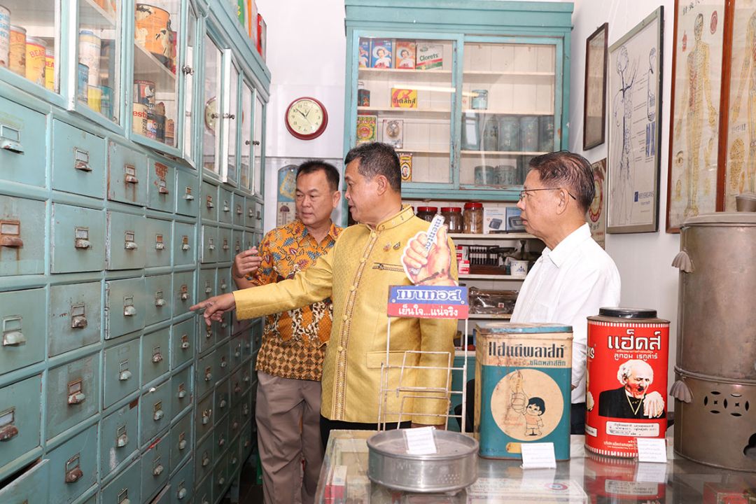 สุทธิพงษ์ จุลเจริญ และ ธงชัย ลิขิตพรสวรรค์ ชมร้านขายยาและร้านขายของ พร้อมข้าวของเครื่องใช้สมัยเก่า

