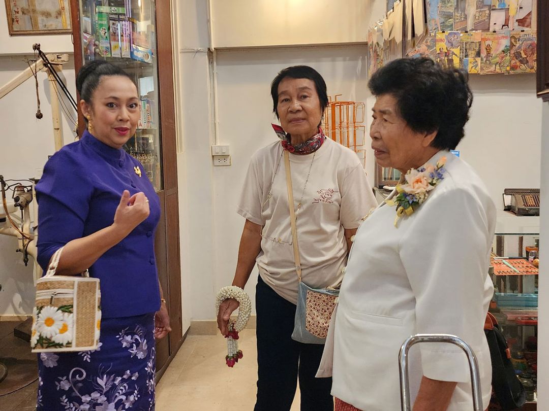 ปิยนุช ศกุนตนาค กับคุณแม่ อ.ดรุณีนาถ นาคคง มาเยี่ยมชม
โดยมี อ.วรรณา นาวิกมูล ต้อนรับ

