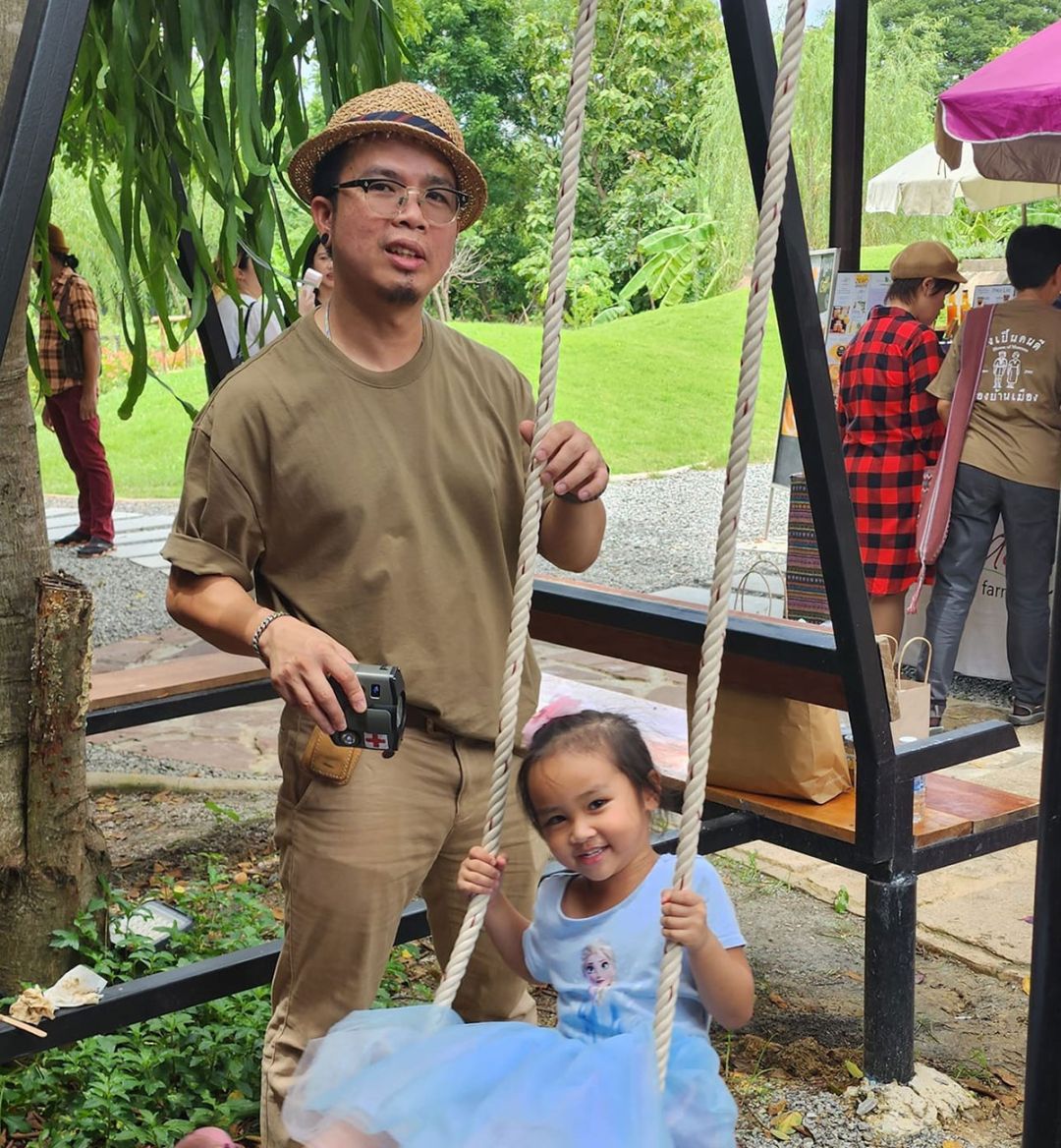 พ่อกับลูกเล่นชิงช้า