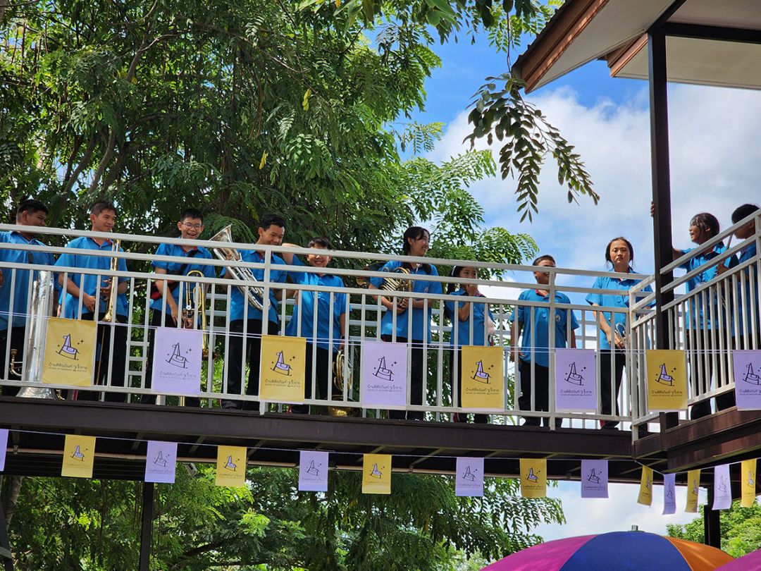 น้องๆ วงโยธวาทิตนักเรียน มาร่วมบรรเลงเพลงทำให้บรรยากาศในงานครึกครื้น

