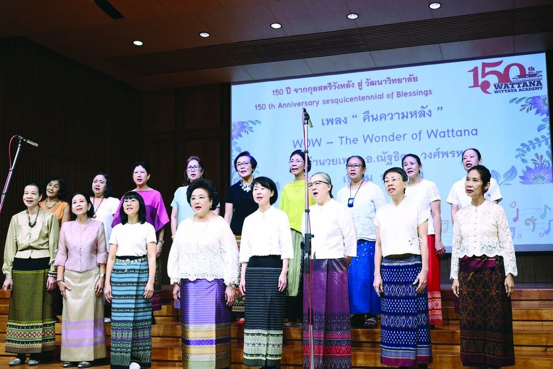 คณะนักร้องประสานเสียง WOW (The Wonder of Wattana)
ในบทเพลง “คืนความหลัง”

