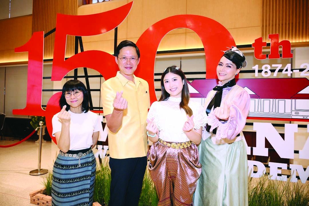สัณห์สิทธิ์ เนาถาวร สมาชิกสภา กทม. เขตวัฒนา กับ จันทนีย์
อูนากูล, น้องผิงผิง-สรวีย์ ธนพูนหิรัญ และ ศศิธร วัฒนกุล
