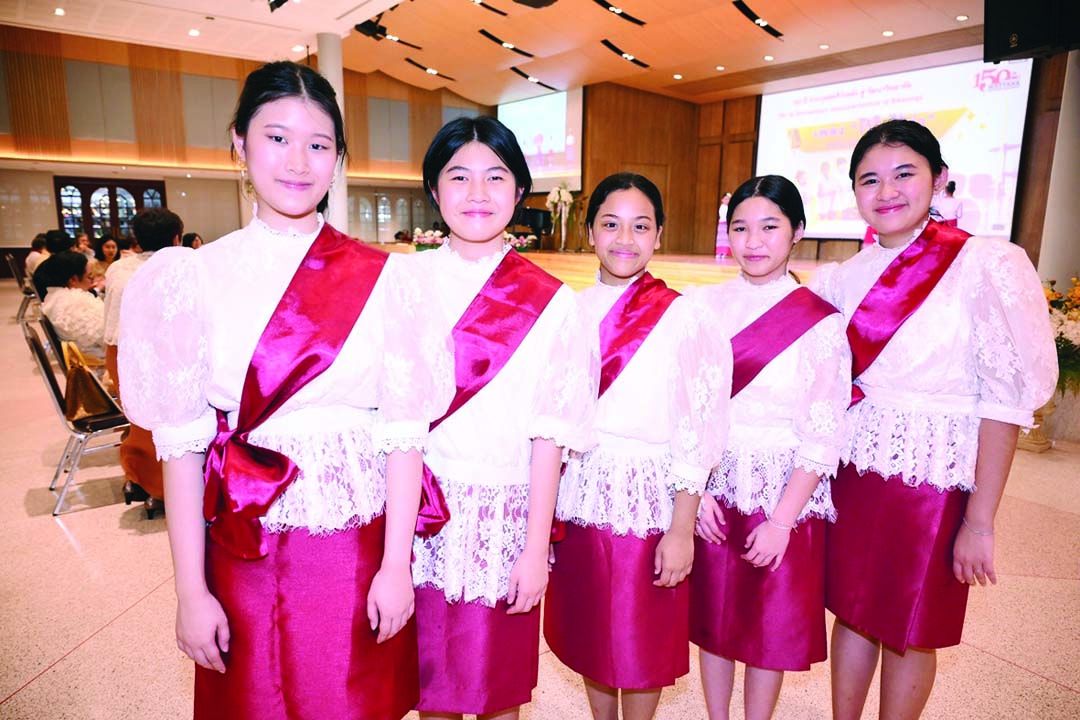 ศิษย์ปัจจุบันแต่งกายชุดไทยต้อนรับผู้มาเยือนด้วยรอยยิ้ม